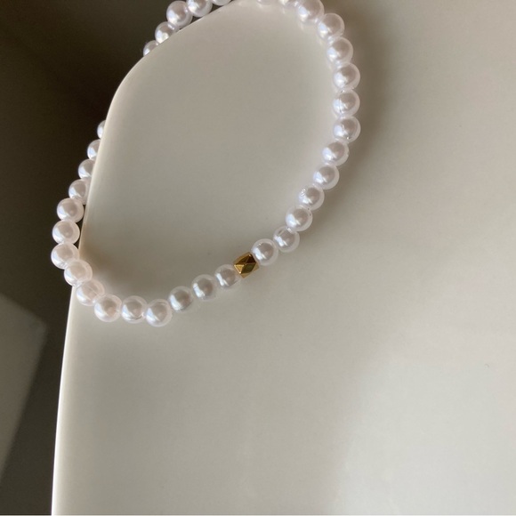 Jewelry - Elegant White Pearl Necklace with Gold Accent
